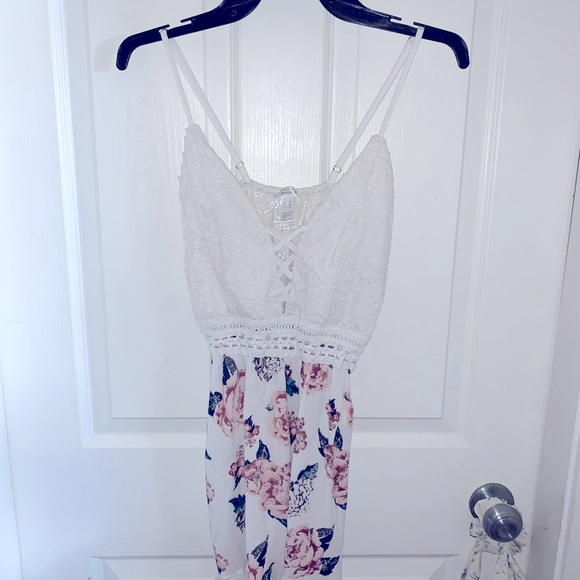 *SOLD ON OTHER SITE* Streetwear Society Floral Romper Size Medium - Picture 2 of 12